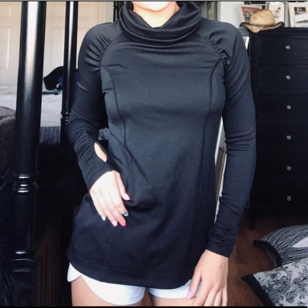 Carrie Underwood turtleneck workout sweatshirt!